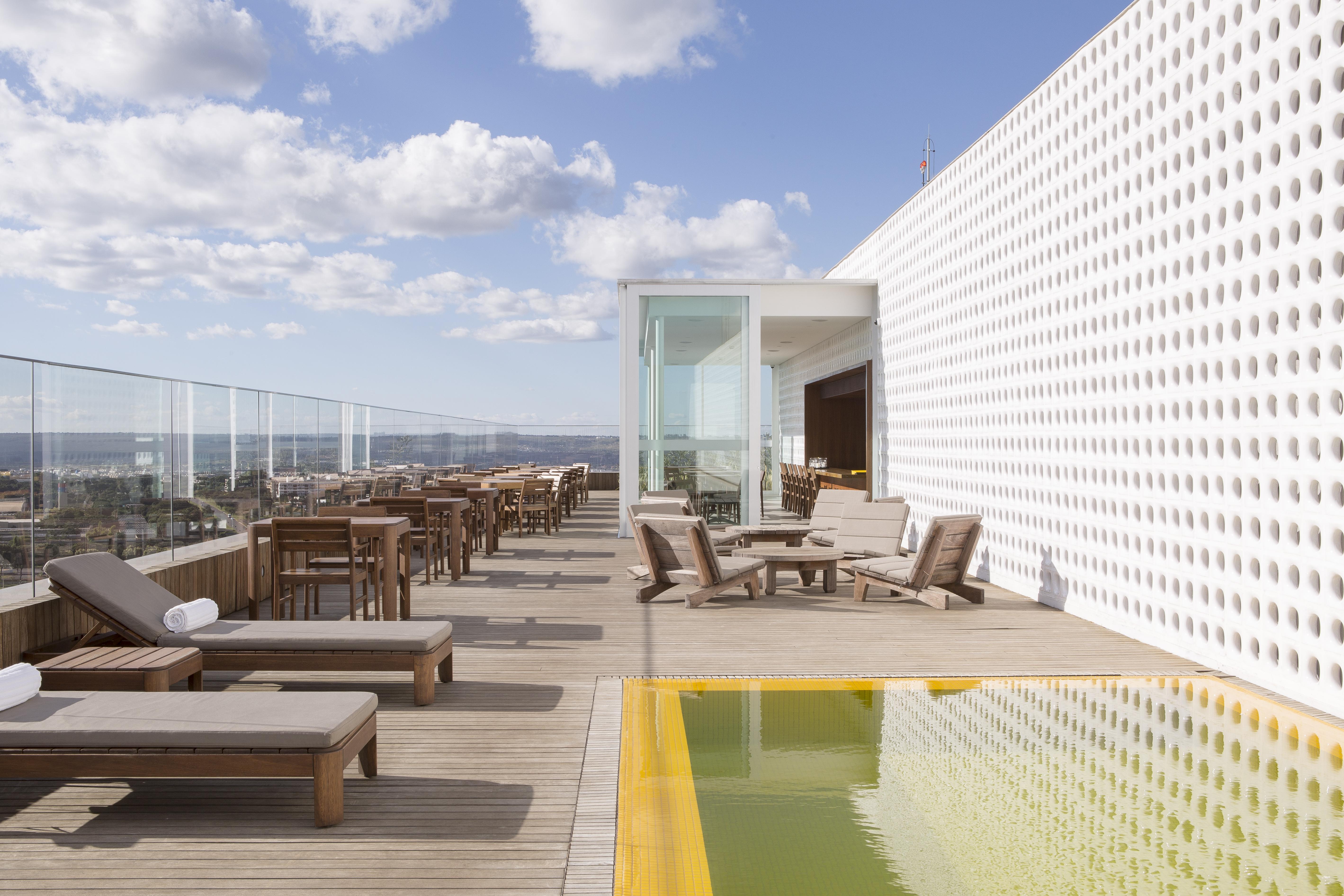 B Hotel ברזיליה מראה חיצוני תמונה The rooftop pool at the hotel