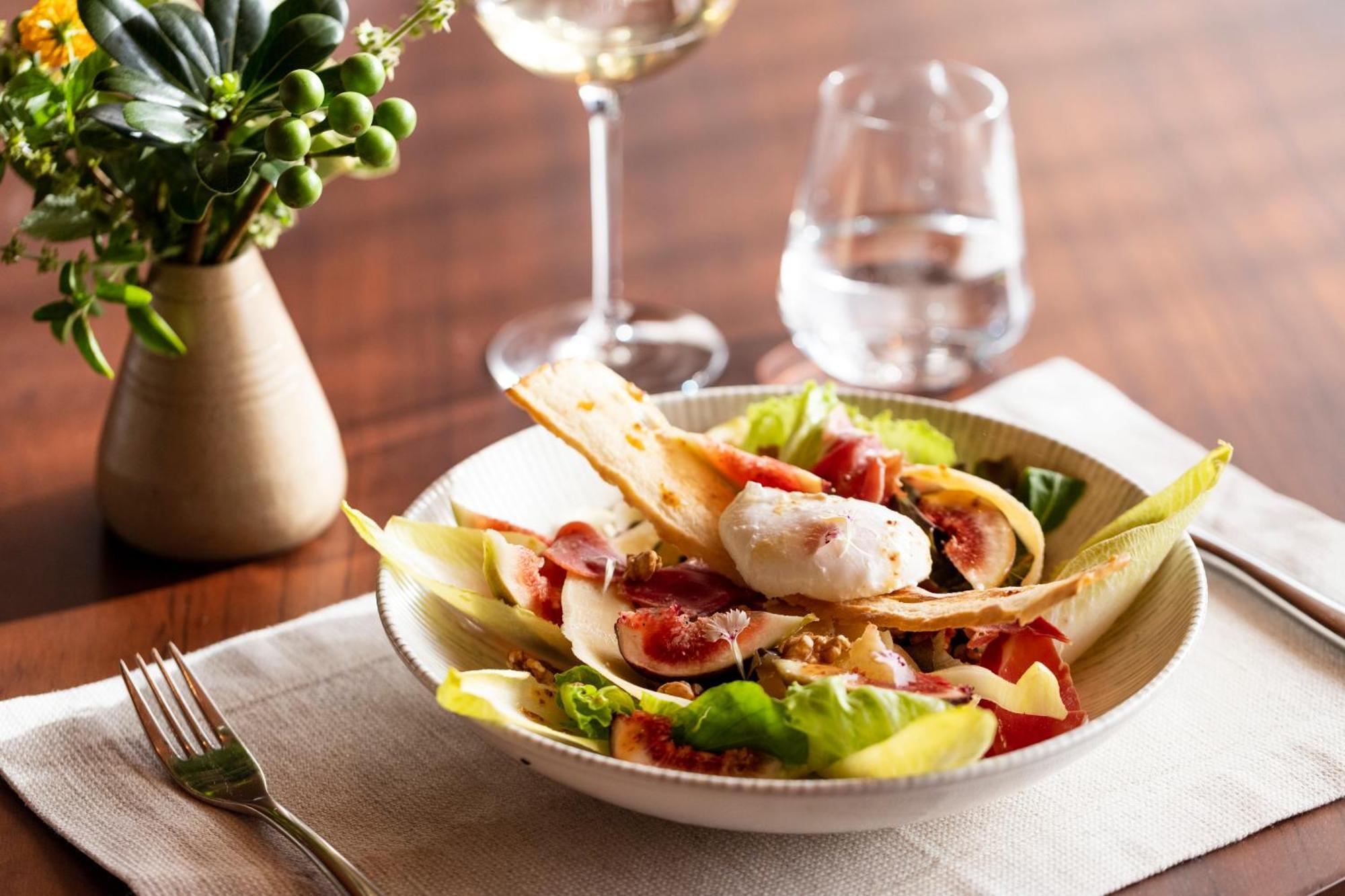 B Hotel ברזיליה מראה חיצוני תמונה A salad with mozzarella